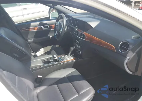 2012 Mercedes-Benz C 250 Luxury/Sport z USA, uszkodzony, nr VIN WDDGF4HB6CA634136